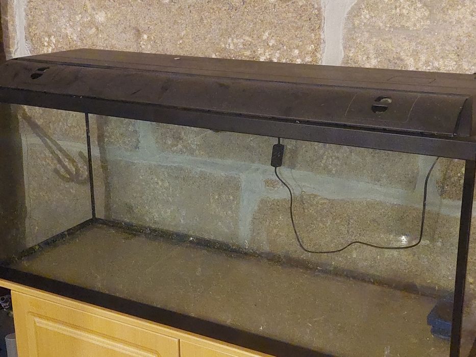 Aquário grande com móvel de suporte