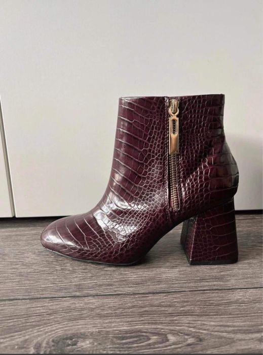 Piękne buty w  burgundowym kolorze