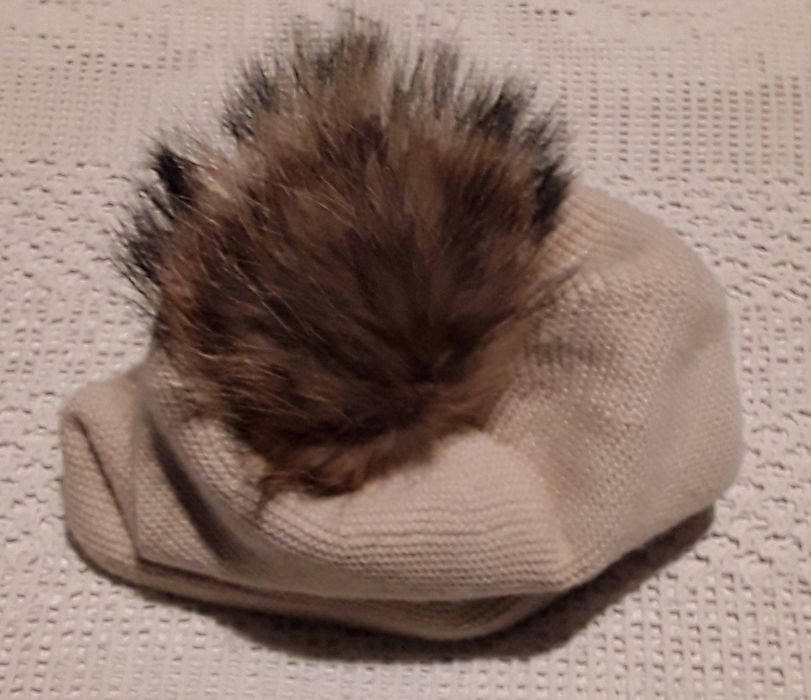 Gorro creme com pompom