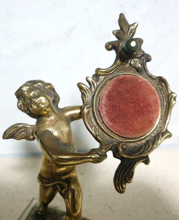 Lindissimo antigo suporte "anjo" de relógio de bolso em bronze