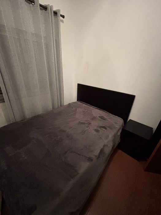 Cama com mesinhas de cabeceira