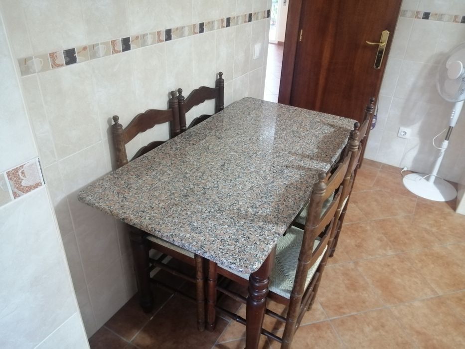 Mesa tampo mármore e 4 cadeiras