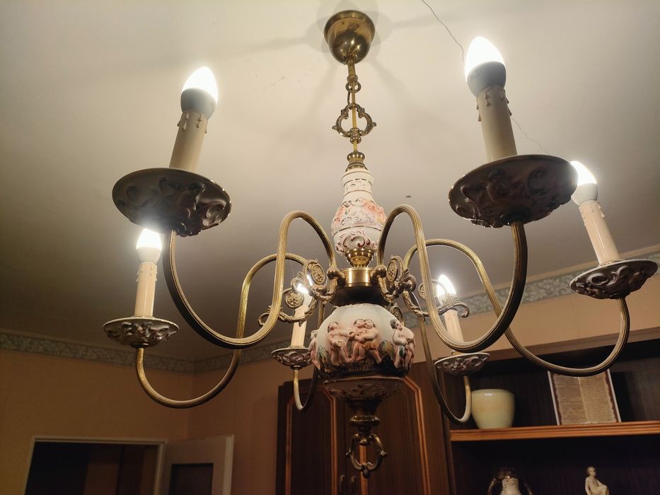 Duży porcelanowy żyrandol w aniołki Stan BDB