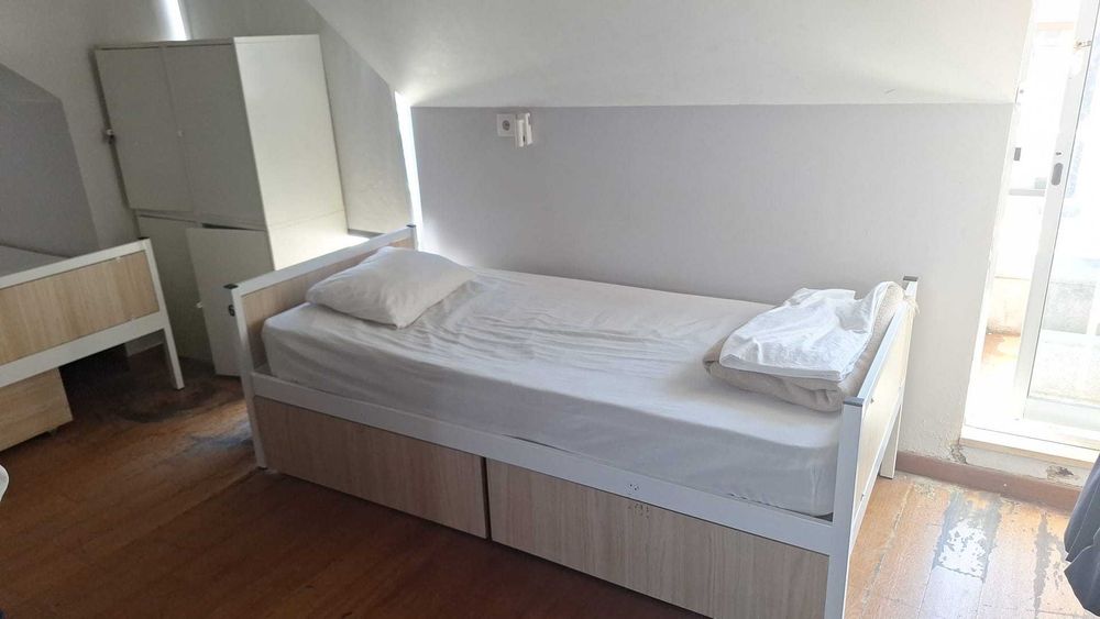 Cama individual com gavetões