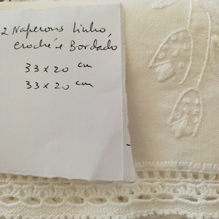 Dois naperons em linho, crochê e bordado