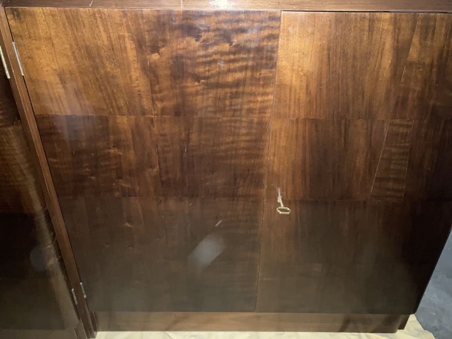 Móvel de sala em MOGNO com prateleiras e gavetas