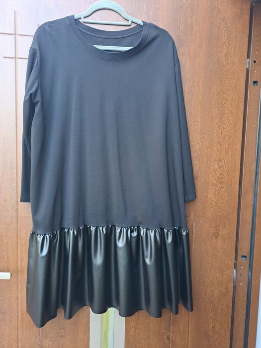 Świetna bawełniana czarna sukienka z falbanką z eko skórki