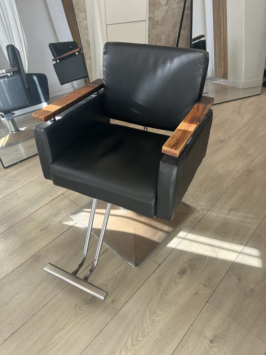Duas cadeiras de cabeleireiro