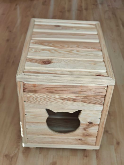Дерев'яний будиночок для кішки
