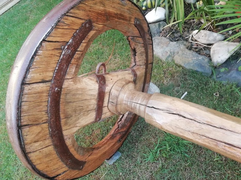 Conjunto de rodas mais eixo de carroça de bois  restauradas