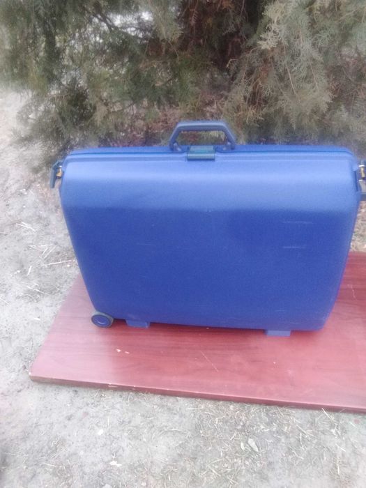 Чемодан на колесах с ручкой