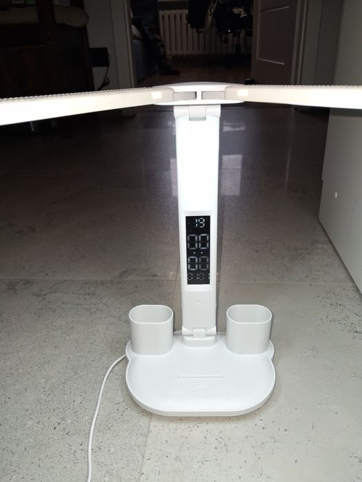 Lampa led na biurk z zegarem i data