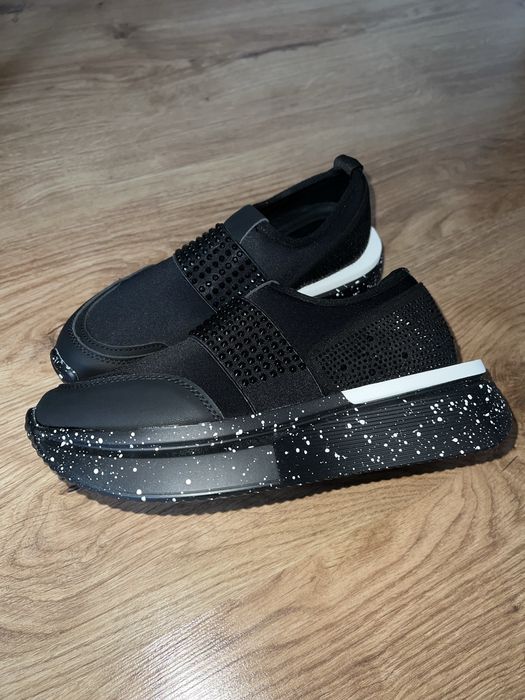 Крассовки , женская обувь