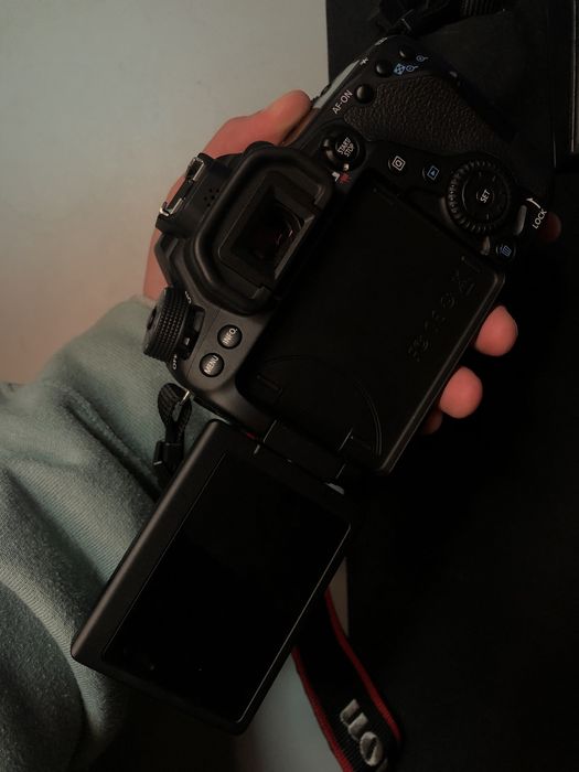 Canon 80D + CANON EFS 18-55mm f/3.5-5.6 + Canon EF 50mm f/1.8