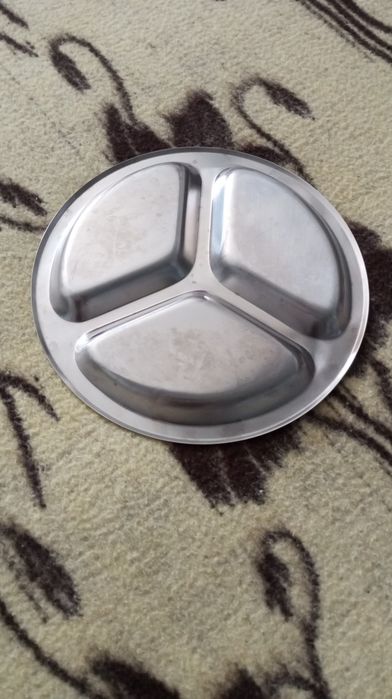 Prato com divisórias em inox