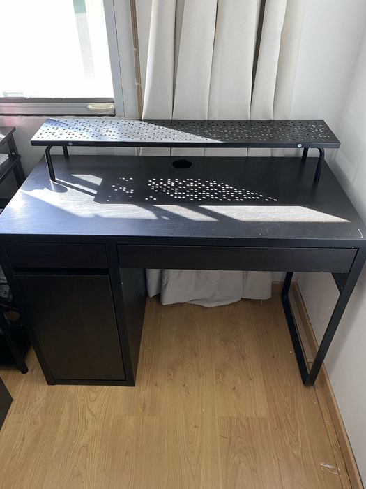 Secretária e apoio de monitor