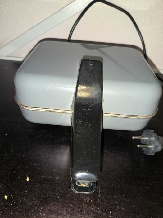 Электровафельница Ласунька( Електровафельниця ЄВ-1220.)