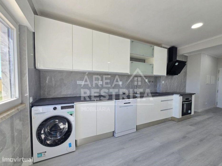 Apartamento T2, totalmente remodelado em Setúbal