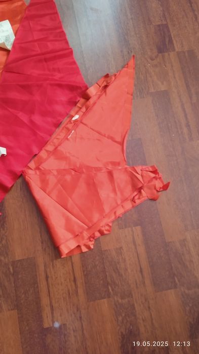 Галстук пионерский. 1983 г. С биркой . Новые. Значки.