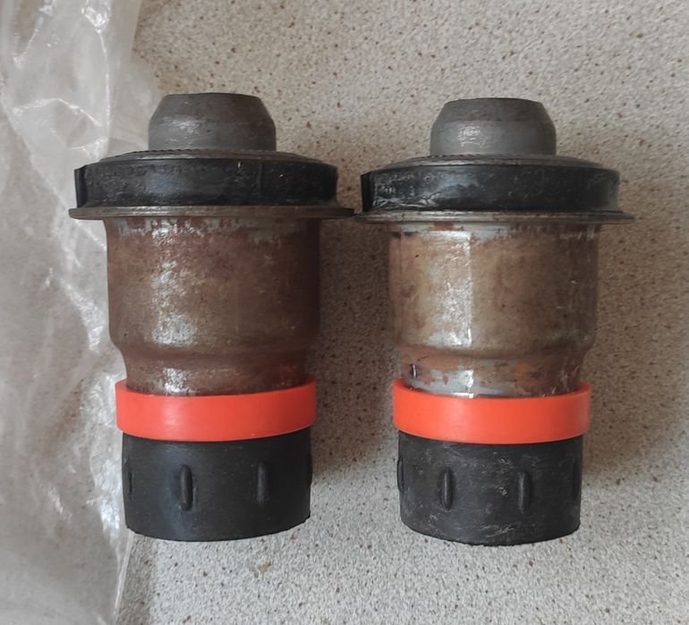 Renault Scenic 2 сайлентблок переднього підрамника ( задній )