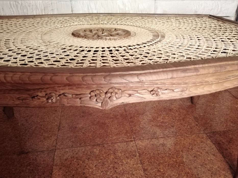 Mesa de Sala em Madeira de Nogueira com Palhinha