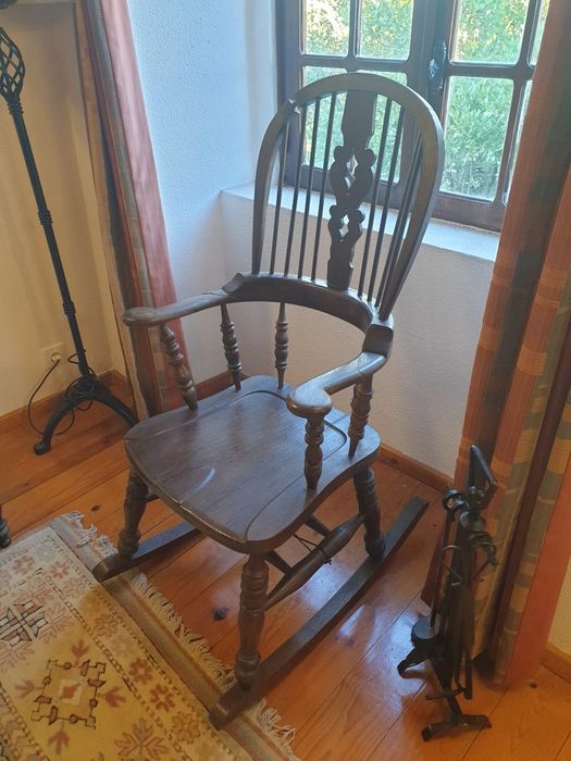 “Cadeira Windsor Antiga (Para Recuperação) – 50€”.