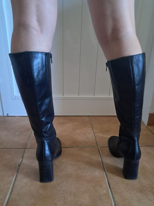 Botas  cano alto com salto. Em pele