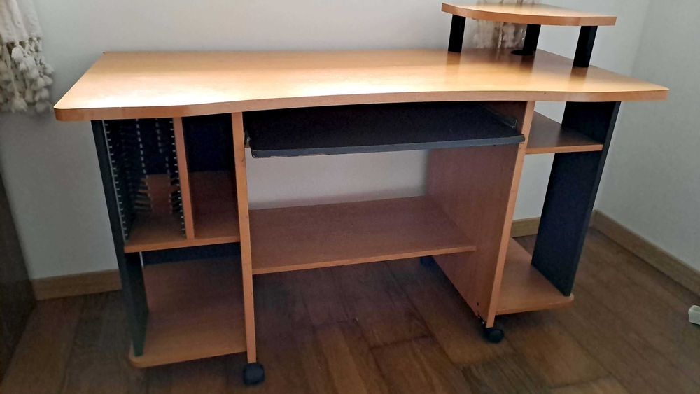 Secretária com muita arrumação, porta CD, suporte para impressora e +