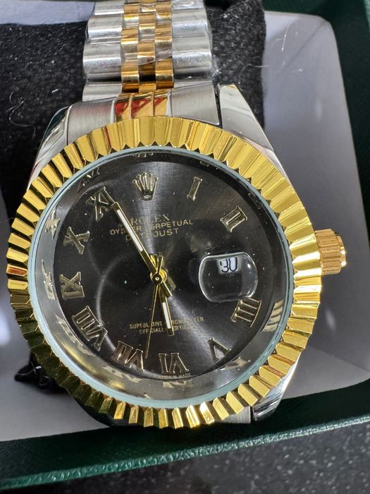 Relogio dourado  preto