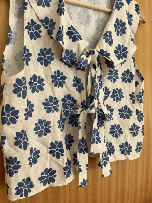 Colete com flores em azul