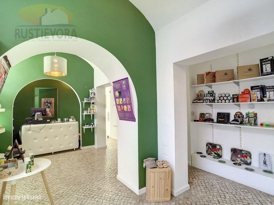 Duas lojas contiguas para venda no Centro Histórico de Évora