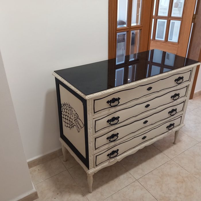 Cómoda com tampo de vidro