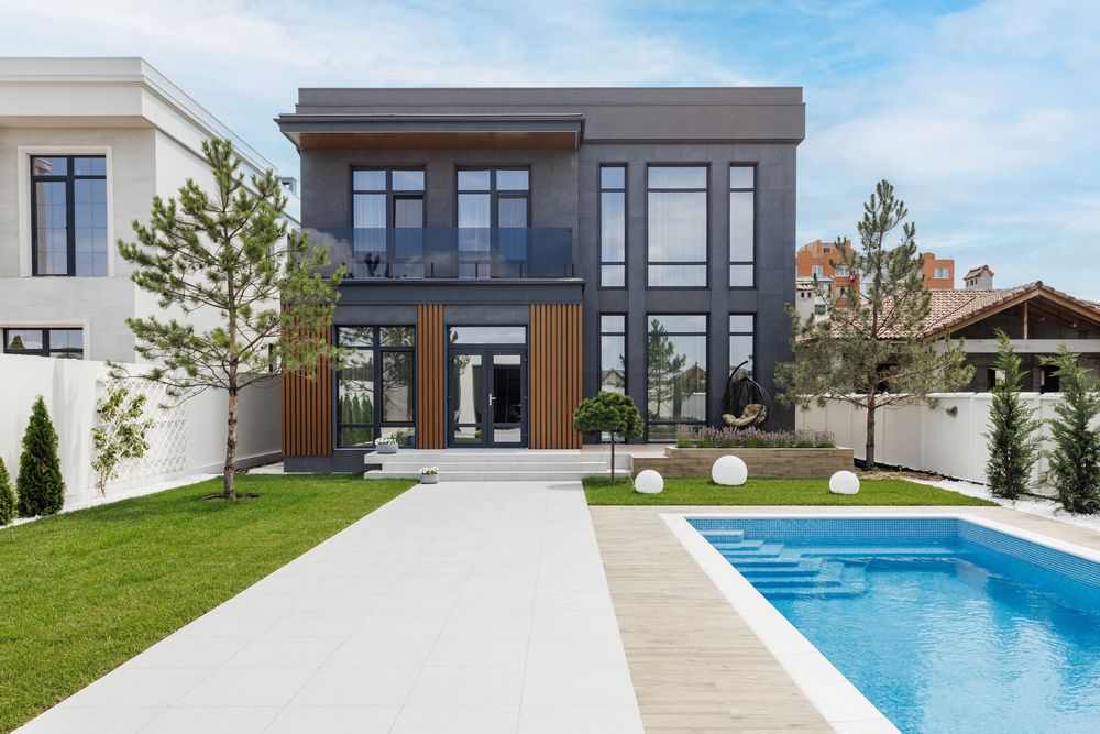 Двухэтажный дом с бассейном/ участок 7,5 соток. Совиньон