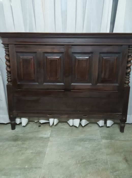 Cama de casal de mogno