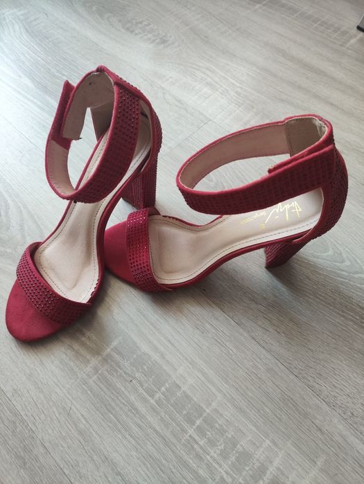 Czerwone buty na słupku