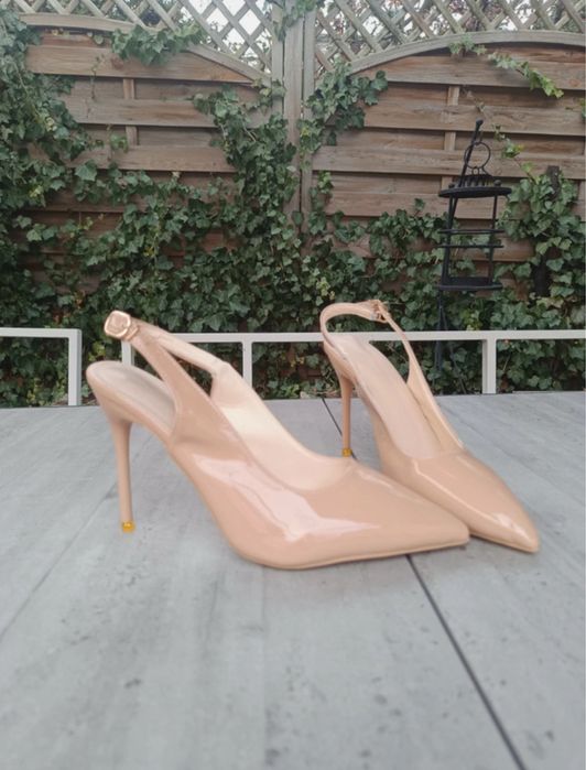 Piękne lakierowane szpilki beżowe nowe