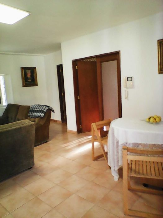 QUARTO-Grande-Partilhado Em Moradia-Preço-BAIXO-À-Avda. Boavista.PORTO