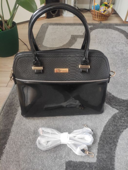 Używana torebka David Jones czarna lakierowana