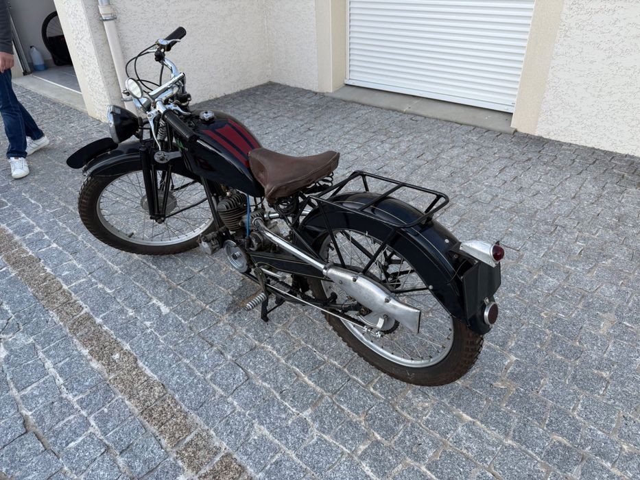 Moto marca Última Lyon 100