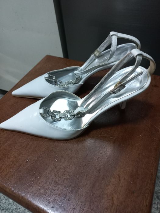 Sapatos novos brancos marca Charles