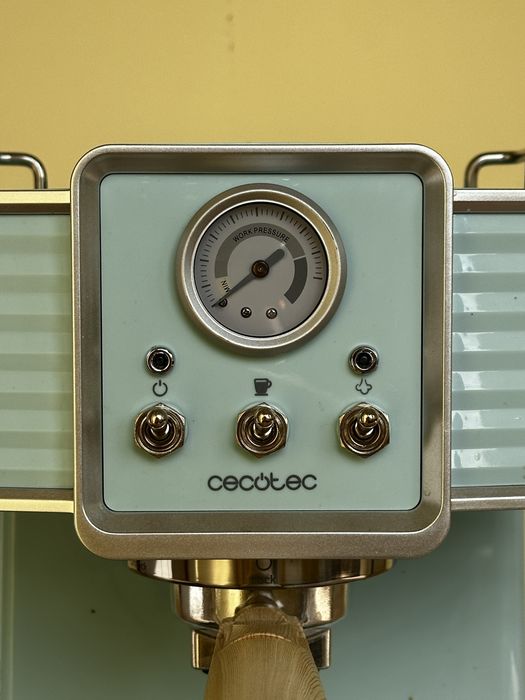 Кавомашина Cecotec Cumbia Power Espresso 20 Tradizionale у відтінку Light Green (модель CCTC-01576)