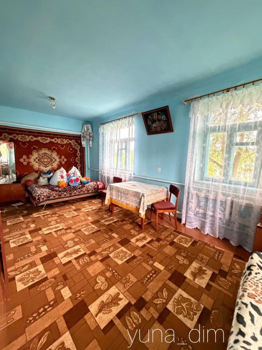 Продаж будинку з хорошим розташуванням