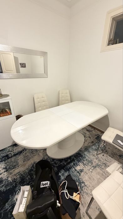 Mesa de jantar oval branca