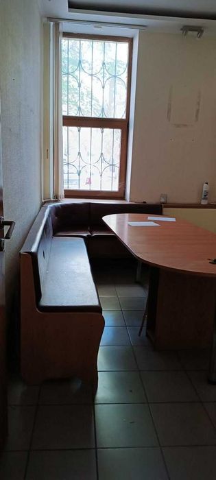 Офисная мебель- столы шкафы