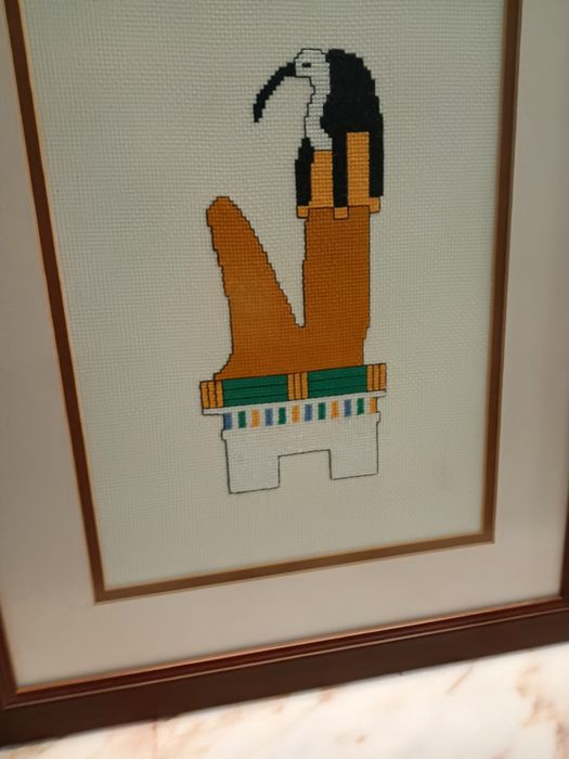 Quadro bordado em ponto cruz emoldurado em madeira, 46/36cm