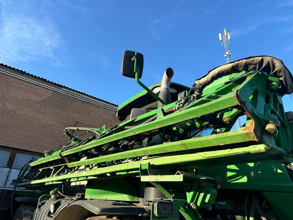 Самохідний оприскувач John Deere R4045