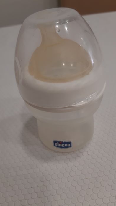 Biberões e doseador de papa vendo separado