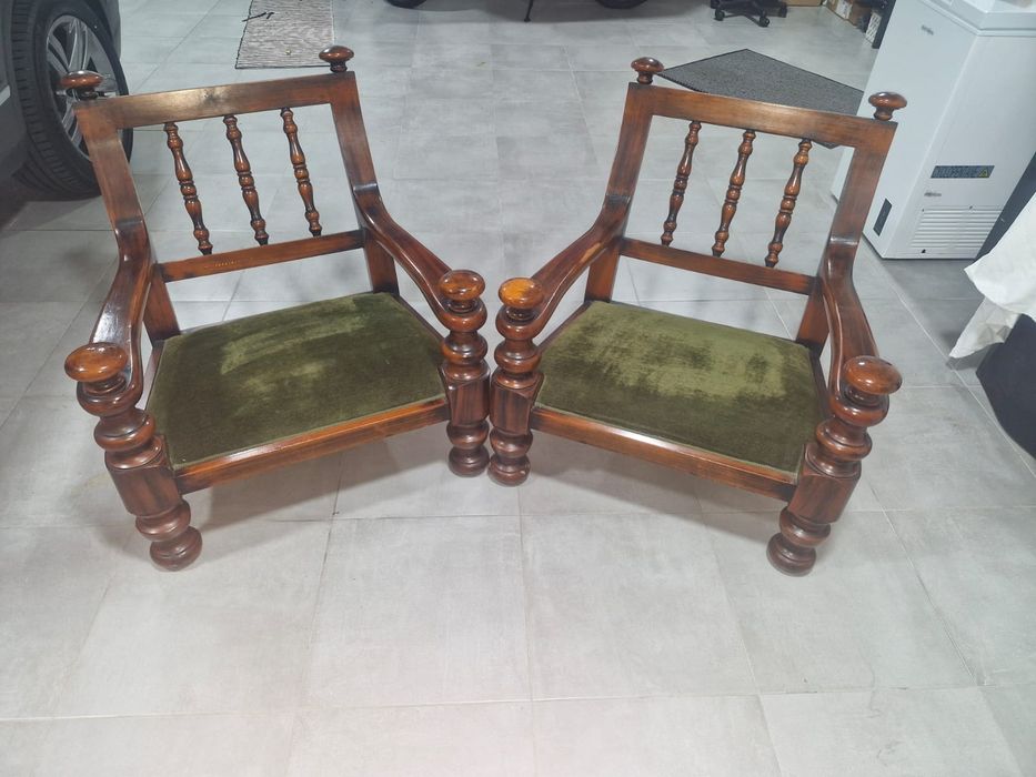2 Cadeiroes em madeira