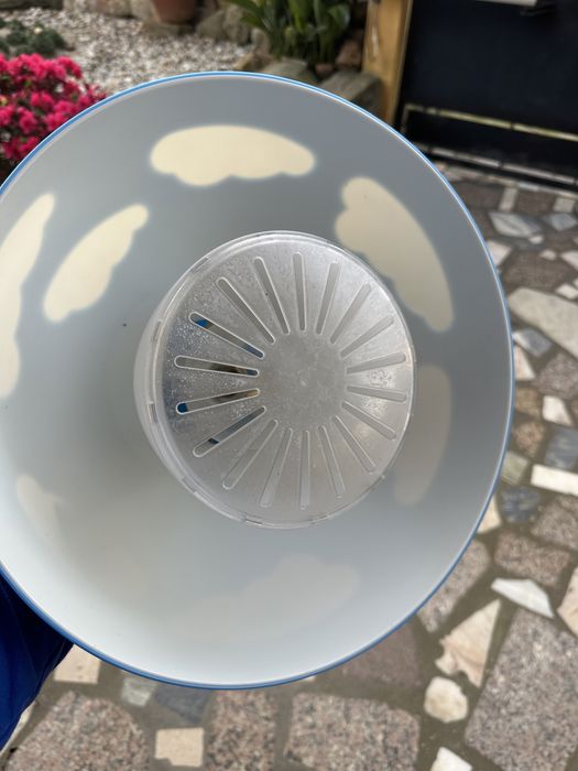 Cloud-shaped lamp.64551889762819122