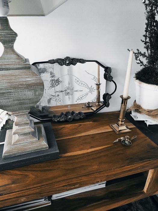 Tabuleiro antigo biselado com gravação floral e aplicações em prata